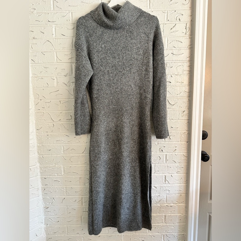 Abercrombie & Fitch Gray Ribbed Midi Sweater Dress - Like New - PRICE DROP!